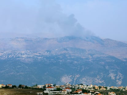 Columnas de humo sobre la zona de las granjas de Sheba, este lunes.