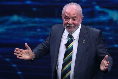 El expresidente brasileño y candidato presidencial por el izquierdista Partido de los Trabajadores Lula da Silva habla durante un debate presidencial televisado en Sao Paulo, Brasil.  
