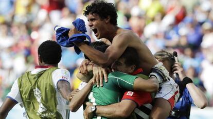 Los jugadores costarricenses celebran la victoria ante Italia.