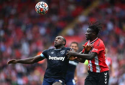 Michail Antonio (I) en una duelo con Mohammed Salisu durante el West Ham- Southampton.