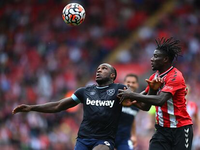 Michail Antonio (I) en una duelo con Mohammed Salisu durante el West Ham- Southampton.