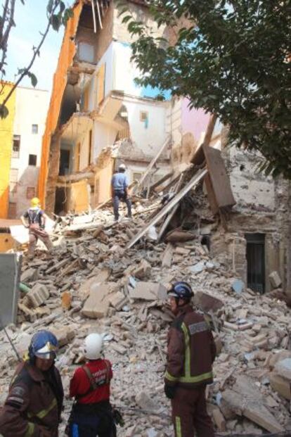 Los bomberos, trabajando en el edificio derrumbado de Lleida.