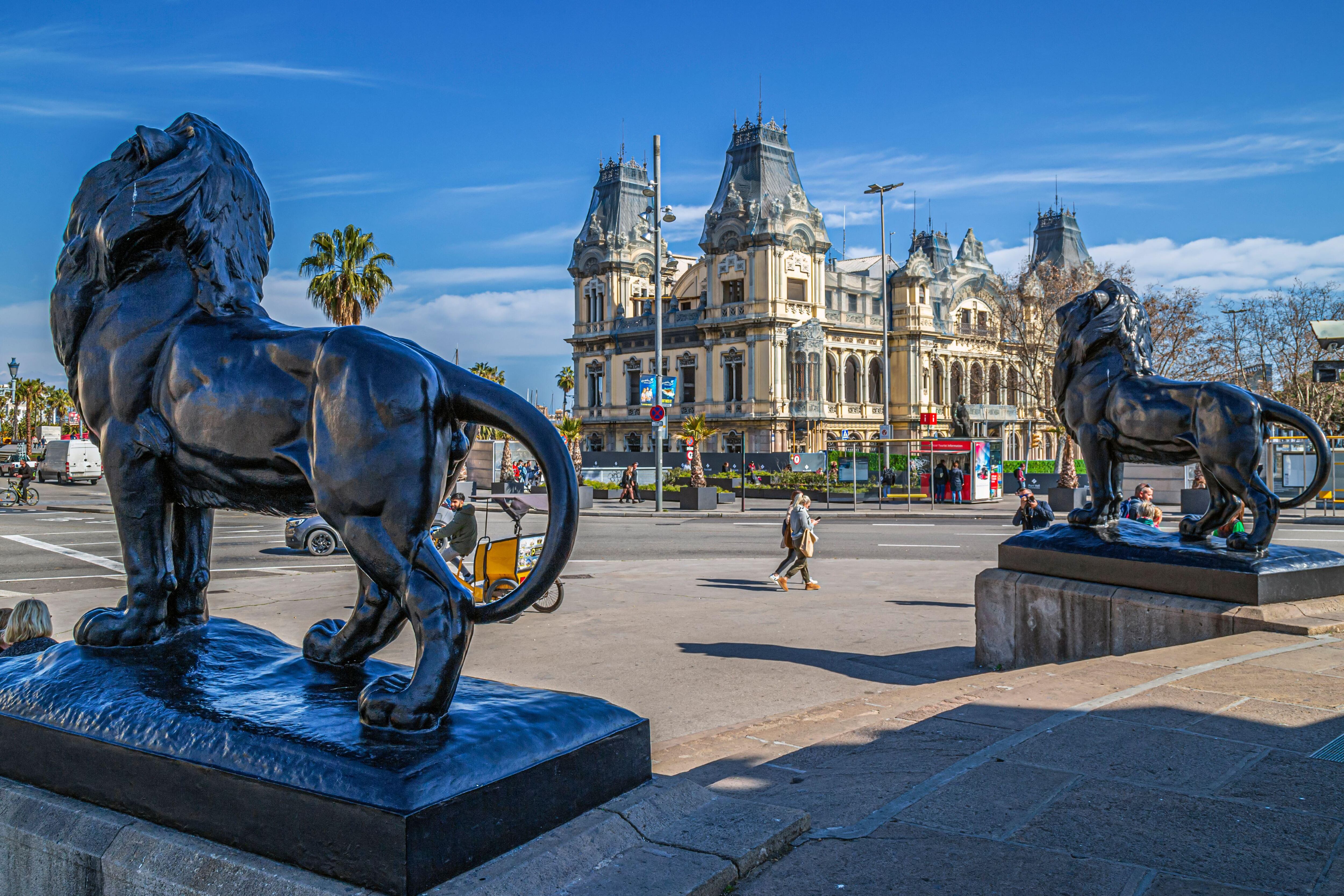 Los leones a los pies del monumento a Colón, en Barcelona.