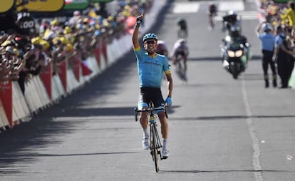 El ciclista español Omar Fraile celebra su victoria en la 14ª etapa del Tour de Francia 2018.