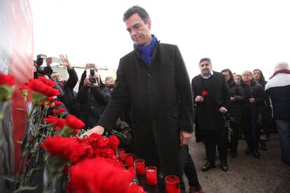 El líder del PSOE, Pedro Sánchez, deposita flores durante el homenaje en la estación de Atocha, el 11 de marzo de 2018.