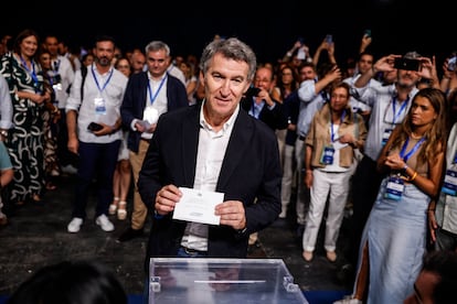 El presidente del PP, Alberto Núñez Feijóo, vota durante la segunda jornada del XXI Congreso Nacional del Partido Popular.