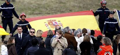 Familiares de las víctimas del vuelo Barcelona-Düsseldorf que se estrelló en los Alpes el pasado martes, durante el homenaje que se ha organizado hoy en memoria de los fallecidos en un centro comunitario de las afueras de Le Vernet, una pequeña aldea francesa que es la población más cercana al lugar donde se estrelló el avión. Una decena de banderas, que representan las nacionalidades de los fallecidos en el avión, presidieron el lugar de la ceremonia, donde los familiares descubrieron una placa en memoria de los fallecidos en el siniestro. EFE/Alberto Estévez