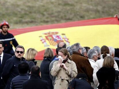 Familiares de las v&iacute;ctimas del vuelo Barcelona-D&uuml;sseldorf que se estrell&oacute; en los Alpes el pasado martes, durante el homenaje que se ha organizado hoy en memoria de los fallecidos en un centro comunitario de las afueras de Le Vernet, una peque&ntilde;a aldea francesa que es la poblaci&oacute;n m&aacute;s cercana al lugar donde se estrell&oacute; el avi&oacute;n. Una decena de banderas, que representan las nacionalidades de los fallecidos en el avi&oacute;n, presidieron el lugar de la ceremonia, donde los familiares descubrieron una placa en memoria de los fallecidos en el siniestro. EFE/Alberto Est&eacute;vez