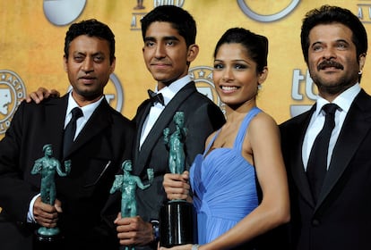 Irrfan Khan, Dev Patel, Freida Pinto y Anil Kapoor, como ganadores a mejor reparto con 'Slumdog Millionaire' en los premios del Sindicato de Actores en 2009.