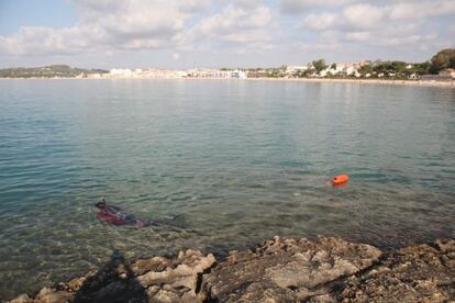 Un submarinista, en la playa de Altafulla.