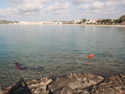 Un submarinista, en la playa de Altafulla.