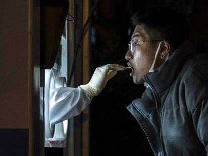 Un hombre se realiza una prueva PCR para detectar Covid, en Pekín (China).  