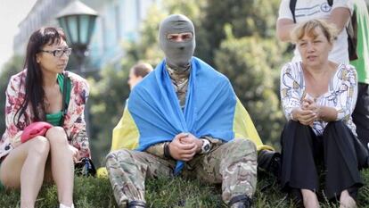 Um membro do batalhão de voluntários Azov durante uma cerimônia de despedida de soldados em Kiev.