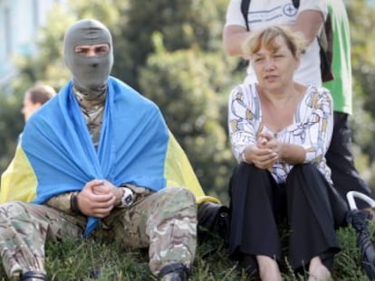 Un miembro del batall&oacute;n de voluntarios Azov, durante una ceremonia de despedida de soldados en Kiev. 