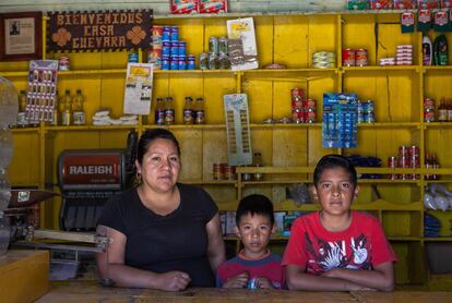 Emilia Guevara atiende el único comercio que queda en Salaverna.