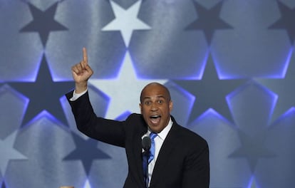 El senador Cory Booker habla en la Convención Nacional Demócrata en Filadelfia, Pensilvania, EEUU.