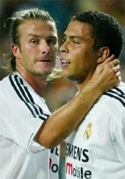 Ronaldo y Beckham se abrazan tras uno de los goles al combinado chino.