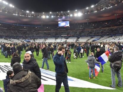 Los espectadores del Francia-Alemania se refugian en el estadio de Saint-Denis tras los atentados.