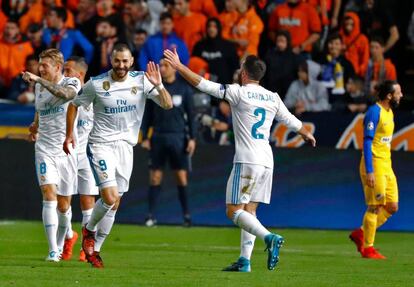 Karim Benzema celebra el segundo gol con sus compañeros.