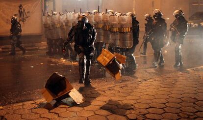 La policía brasileña avanza durante la huelga de maestros del sector público hoy, lunes 7 de octubre de 2013, en Río de Janeiro (Brasil).