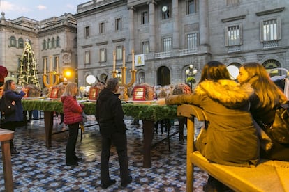 Una gran taula de Nadal, el muntatge del pessebre de l'Ajuntament el 2018.