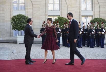 El último acto del día es la cena de Estado en el Elíseo, donde Hollande ha vuelto a recibir a Felipe VI y a la reina Letizia. Entre los cientos de invitados, el Rey echará de menos a Rafael Gómez, de 94 años, combatiente republicano de la Guerra Civil española que el 24 de agosto de 1944 liberó París con sus compañeros de La Nueve, la compañía de la división Leclerc. Su esposa está muy enferma y Rafael, uno de los dos únicos supervivientes de aquella proeza, ha preferido acompañarla.