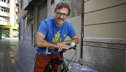 El concejal de Movilidad del Ayuntamiento de Valencia, Giuseppe Grezzi, con la bicicleta con la que se desplaza a diario.