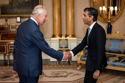 Carlos III saluda a Sunak, este martes en el Buckingham Palace.