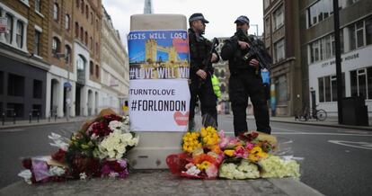 Agentes de la policía británica cerca del Puente de Londres, este domingo.