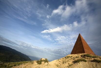 La pirámide <i>Paralelo 38</i>, obra de Mauro Staccioli construida en lo alto de un monte que mira al Tirreno y a las islas Eólicas.