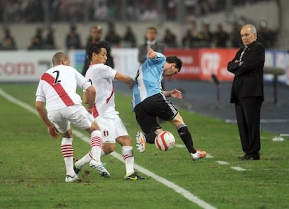 Messi, defendido por Alberto Rodriguez y Yoshimar Yotun.