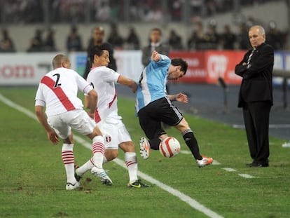 Messi, defendido por Alberto Rodriguez y Yoshimar Yotun.