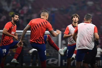 Los jugadores del Atlético de Madrid calientan antes del partido.