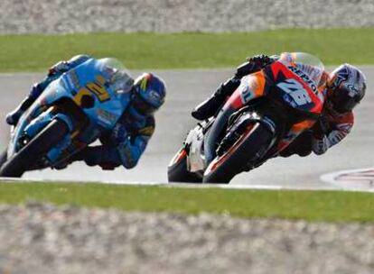 Dani Pedrosa adelanta al estadounidense John Hopkins durante la carrera de MotoGP.