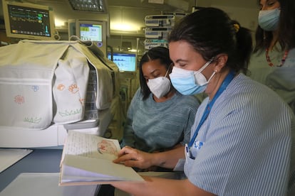 El equipo multidisciplinar de la UCI de prematuros del Hospital Gregorio Marañón escribe un diario para cada bebé ingresado. En la imagen, Karen, madre de su hija Zoe, con una de las enfermeras.