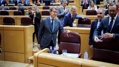EL presidente del Partido Popular, Alberto Núñez Feijóo, en su llegada al Senado para su segundo debate con el presidente del Gobierno, Pedro Sánchez, el pasado 18 de octubre.