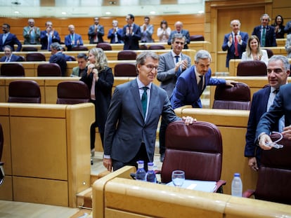 EL presidente del Partido Popular, Alberto Núñez Feijóo, en su llegada al Senado para su segundo debate con el presidente del Gobierno, Pedro Sánchez, el pasado 18 de octubre.