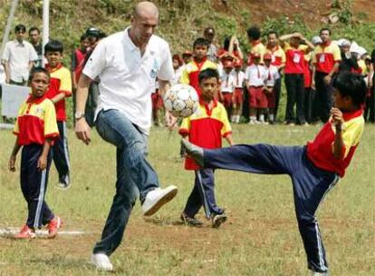 Zidane juega el fútbol con jóvenes indonesios