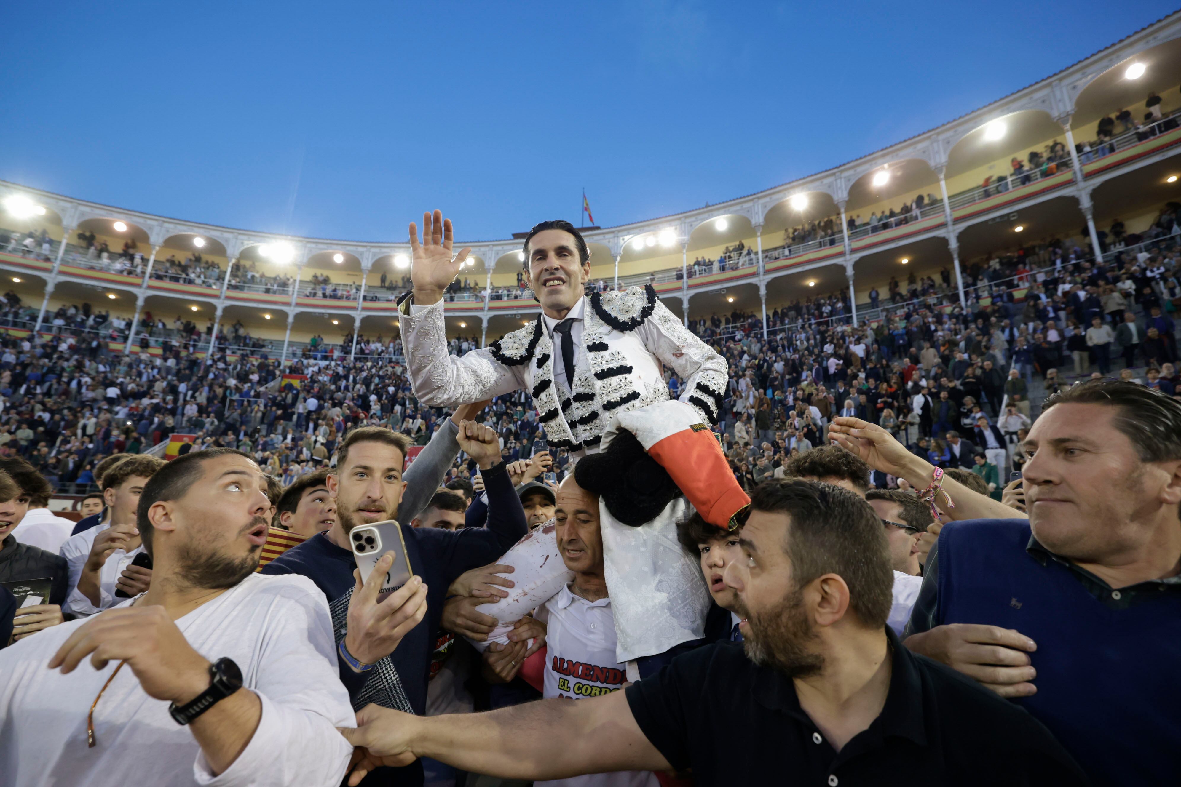 Alejandro Talavante, on his shoulders at the end of the bullfight, moments before leaving through the Puerta Grande.