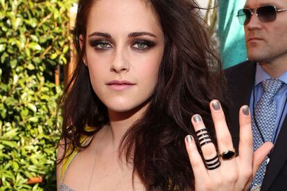 En el lado opuesto está Kristen Stewart, con un gris metalizado sobre unas uñas cortitas muy de su estilo. Los anillos son opcionales.