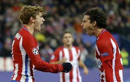 Griezmann y Tiago celebran el 2-0 al PSV en el Calderón.