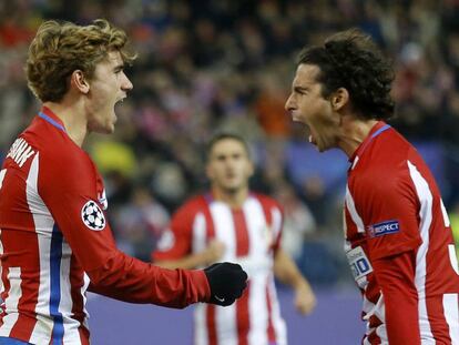 Griezmann y Tiago celebran el 2-0 al PSV en el Calderón.