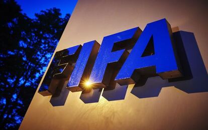Logo de la FIFA, en la sede de la instituci&oacute;n en Z&uacute;rich.