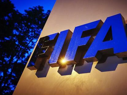 Logo de la FIFA, en la sede de la instituci&oacute;n en Z&uacute;rich.