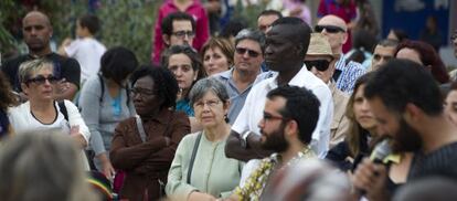 Concentración contra el racismo en el barrio de Orriols de Valencia.