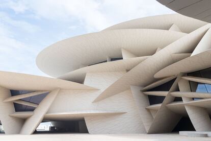 El Museo Nacional de Qatar, diseñado por el arquitecto francés Jean Nouvel, ha abierto este miércoles sus puertas durante una ceremonia inaugural de caracter internacional, con la presencia de celebridades y políticos. En la imagen, vista parcial del museo en la que se puede apreciar el detalle de sus formas arquitectónicas.