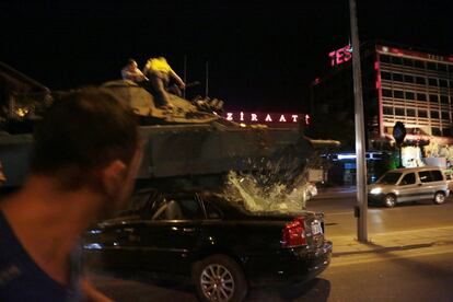 Tanques en las calles de Ankara.