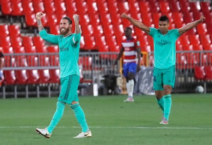 Sergio Ramos y Casemiro celebran la victoria en Granada.