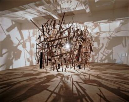 La obra de Cornelia Parker 'Materia oscura fría' (1991).