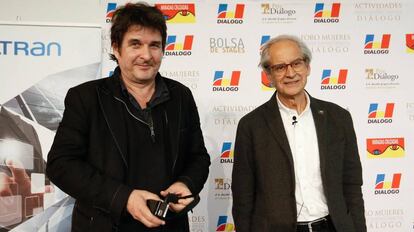 Encuentro entre Andrés Rabago "El Roto" (d) y Fréderik Paják (i) en la Fundación Diáologo.